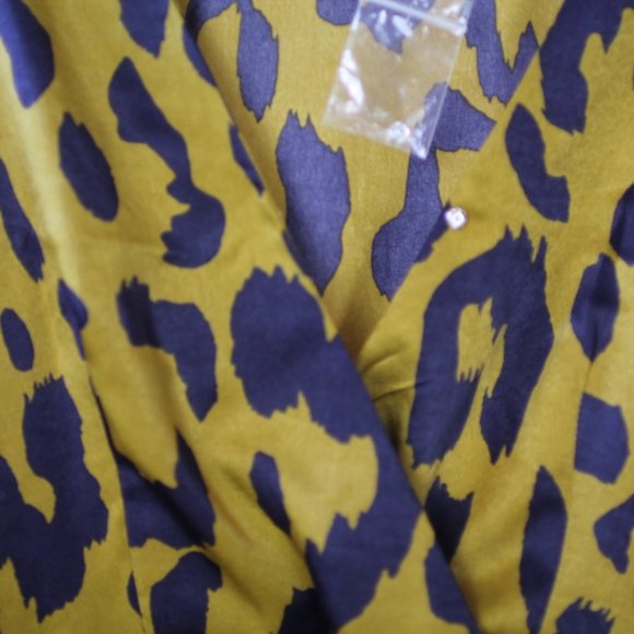 NWT Patterned Blouse - Picture 7 of 8